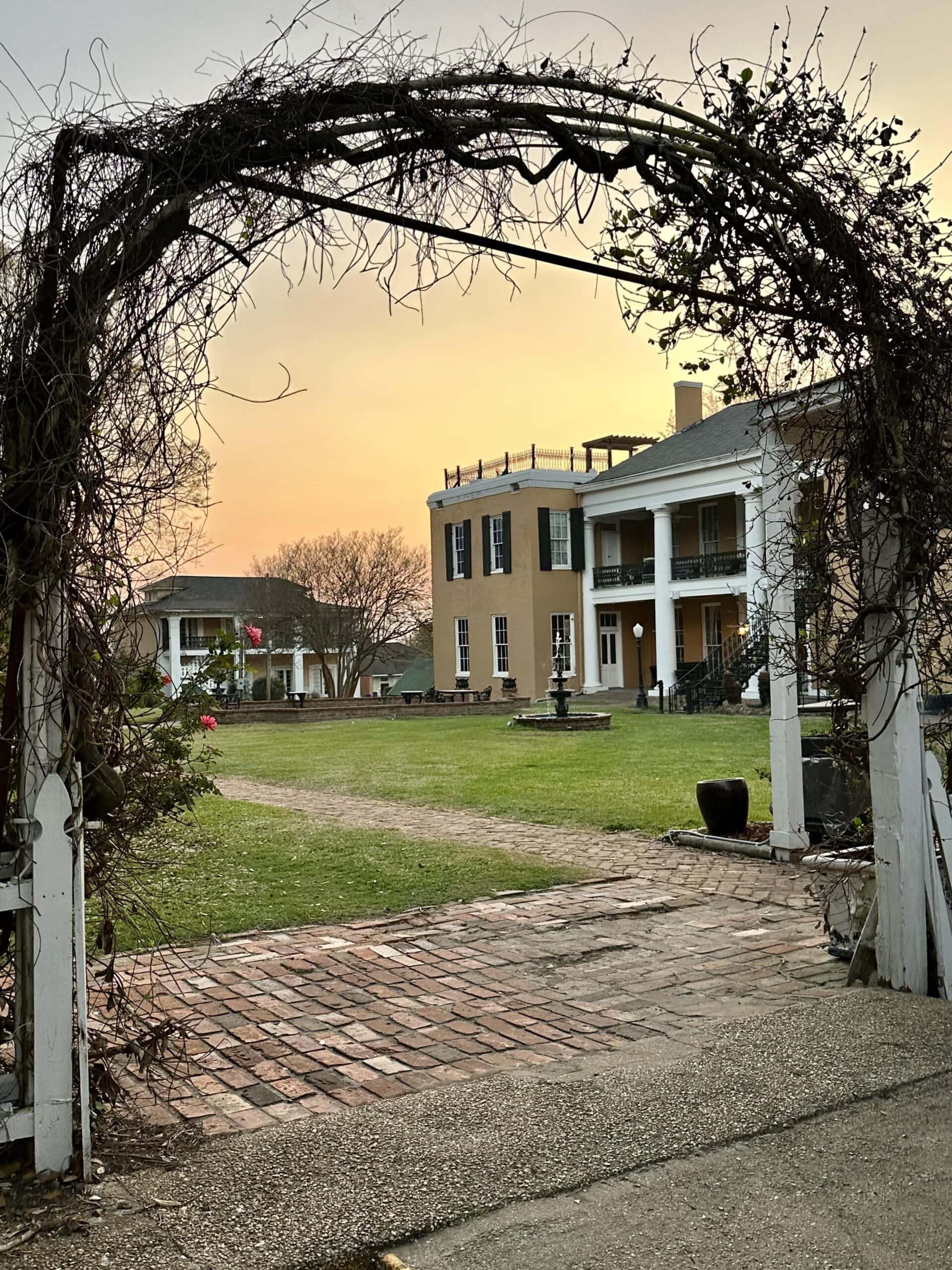 Cedar Ridge Inn The Inn at Cedar Grove, a Haunted Inn in Vicksburg - Faries Travel Tales